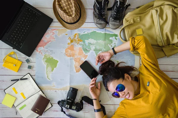 Reisplanningsconcept met kaart. Bovenaanzicht van apparatuur voor reizigers. Achtergrond reizen ideeën jonge vrouwen slapen glimlachend op de kaart. concept op vakantie reis, kaart, Reizen Thailand. — Stockfoto