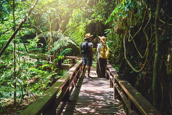 Parejas de viaje del bosque del Parque Nacional Than Bok Thorni Waterfall. las mujeres viajan relajar la naturaleza en las vacaciones. naturaleza de viaje. senderismo en el bosque en Tailandia — Foto de Stock