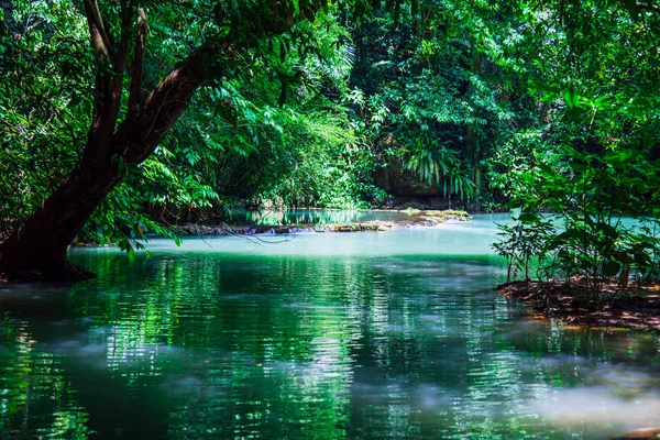 风景瀑布比Bok Khorani 。 (Thanbok Khoranee National Park) Lake, nature trail, forest, mangrove forest, travel nature, travel Thailand, Nature Study. 2.吸引力. — 图库照片