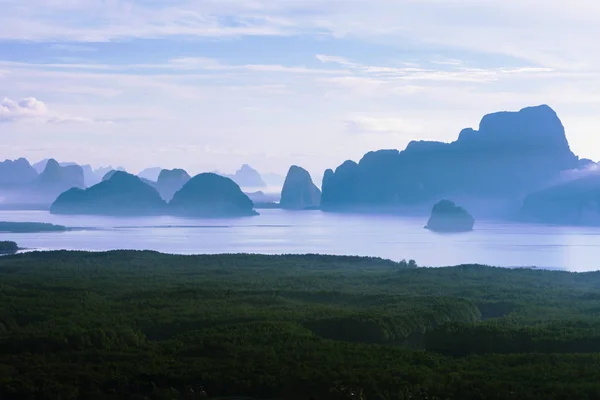 Krajina na hoře na moři v Samet Nangshe Viewpoint. Phang Nga Bay, cestovní příroda. Uklidni se. Cestování Thajsko, léto, dovolená, Atrakce, příroda, pozadí, v přírodě, pláž, hora — Stock fotografie