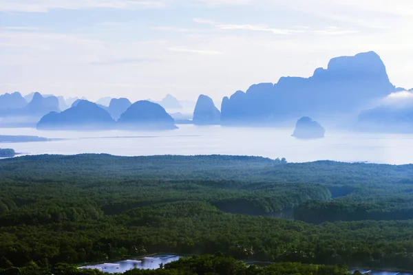 바다에 떠 있는 산의 풍경은 사멧 난제의 모습이다. Phang Nga Bay travel nature. 여행 긴장풀어. 산 위의 바다를 내려다 보이는 배경 — 스톡 사진