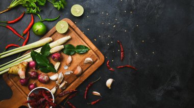 Sebzeler, kesme tahtasındaki sağlıklı gıda otları ve baharatlar. Pişirme hazırlıklarının ham maddeleri Tom Yum.