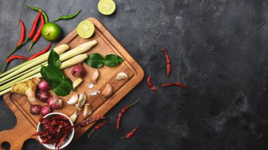 Sebzeler, kesme tahtasındaki sağlıklı gıda otları ve baharatlar. Pişirme hazırlıklarının ham maddeleri Tom Yum.