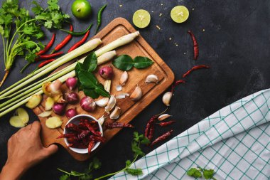 Sebzeler, kesme tahtasındaki sağlıklı gıda otları ve baharatlar. Pişirme hazırlıklarının ham maddeleri Tom Yum.