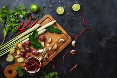 Sebzeler, kesme tahtasındaki sağlıklı gıda otları ve baharatlar. Pişirme hazırlıklarının ham maddeleri Tom Yum.