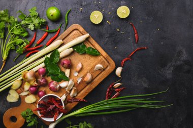 Sebzeler, kesme tahtasındaki sağlıklı gıda otları ve baharatlar. Pişirme hazırlıklarının ham maddeleri Tom Yum.