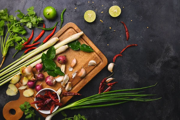 Sebzeler, kesme tahtasındaki sağlıklı gıda otları ve baharatlar. Pişirme hazırlıklarının ham maddeleri Tom Yum.