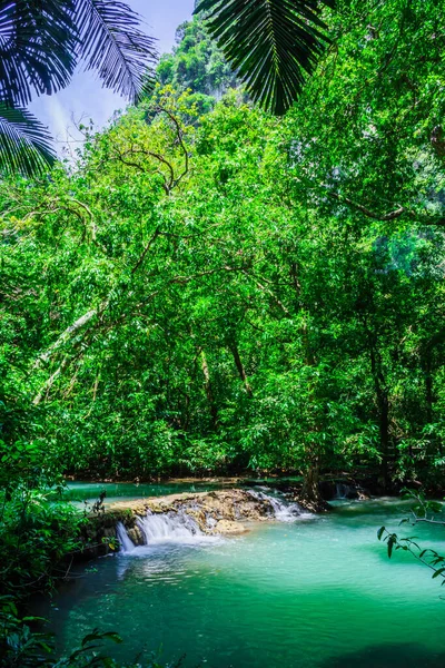 Пейзажный водопад, чем Бок Хорани. Красочные леса в сезон дождей, Красочные леса в сезон дождей, Вода падает в сезон дождей, Изумрудный поток воды, водопад в глубоком лесу . — стоковое фото