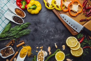 Sağlıklı yiyecek, temiz yemek seçimi. Masaya konmuş çeşitli organik sebzeler ve baharatlar. Pişirme hazırlığının ham maddeleri.