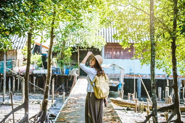 Asiatische Frau reisen Natur zu Fuß und beobachten die Lebensweise der Dorfbewohner in ländlichen Dörfern Fischer. Tourismus Sommersee Thailand. Rucksack natur reisen urlaub — Stockfoto