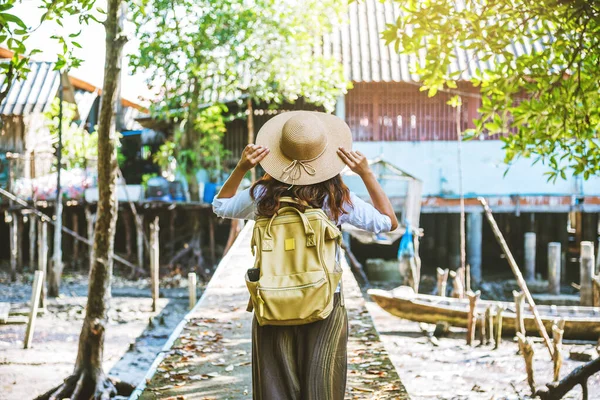 Asiatische Frau reisen Natur zu Fuß und beobachten die Lebensweise der Dorfbewohner in ländlichen Dörfern Fischer. Tourismus Sommersee Thailand. Rucksack natur reisen urlaub — Stockfoto