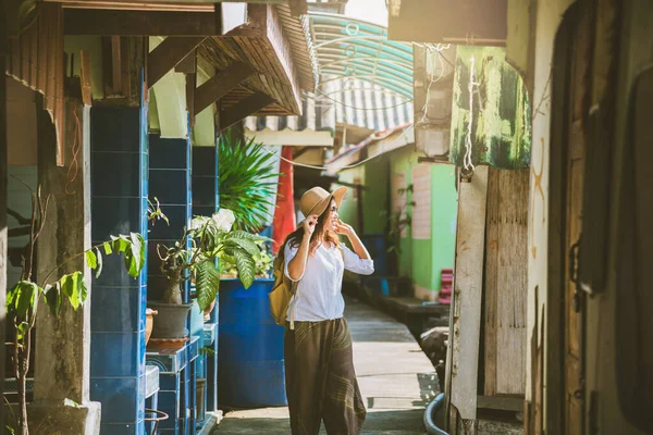 Asijské ženy cestovat příroda Procházka a sledovat způsob života vesničanů ve venkovských vesnicích rybáře. turistika letní jezero Thajsko. batoh příroda cestování dovolená — Stock fotografie