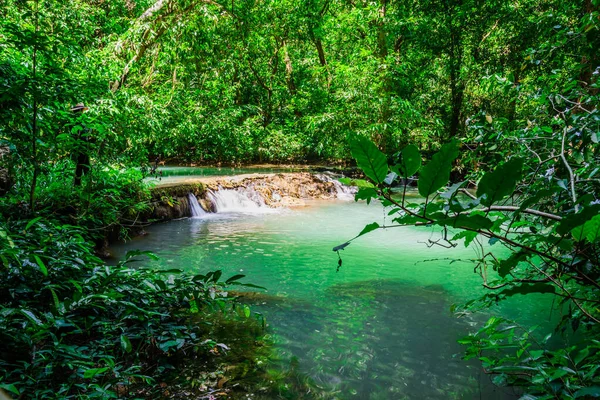 Paisaje Cascada que Bok Khorani. Bosque colorido en la estación lluviosa, Bosque colorido en la estación lluviosa, El agua cae en la estación lluviosa, arroyo de agua esmeralda — Foto de Stock