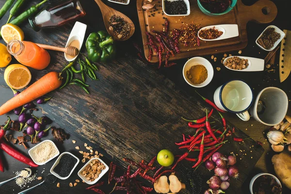 Ahşap zemin üzerinde pişirme malzemesi olarak kullanılacak baharatlar ve taze organik sebzeler. Sağlıklı bitkiler ve baharatlar. Köy tahtasında organik sebzeler.