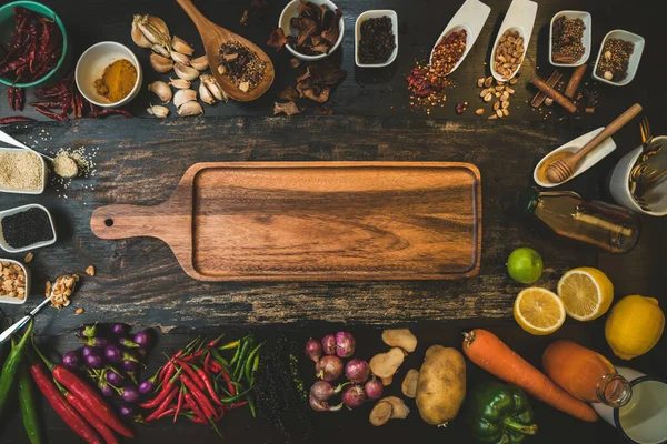 Ahşap zemin üzerinde pişirme malzemesi olarak kullanılacak baharatlar ve taze organik sebzeler. Sağlıklı bitkiler ve baharatlar. Köy tahtasında organik sebzeler.