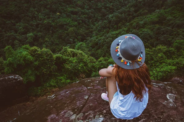 아시아 여성들은 휴일에 휴식을 취한다. 여행 긴장풀어. 바위 절벽 위에서 말이야. 타이 의산 림의 특성. — 스톡 사진