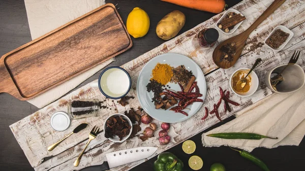 Hierbas alimenticias saludables Especias para usar como ingredientes de cocina en un fondo de madera con verduras orgánicas frescas en madera . — Foto de Stock