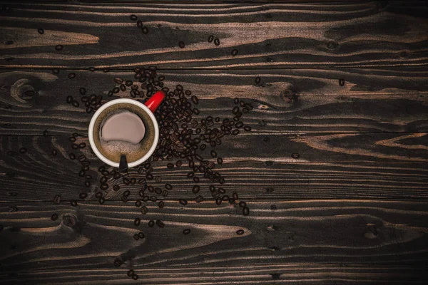 テーブルの上にコーヒーカップとコーヒー豆。テキストのコピースペース付きのトップビュー。エスプレッソホット. — ストック写真