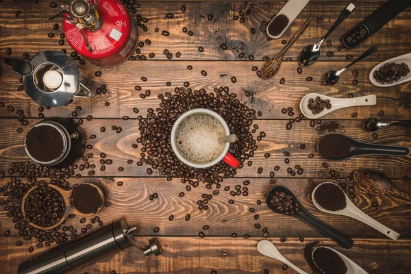 Bakgrund koncept Kaffekopp och kaffekvarn med andra tillbehör. espresso och bönor. Toppvy med kopieringsutrymme för din text. — Stockfoto