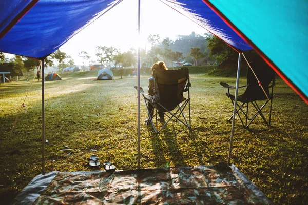 Viaggio relax in vacanza. campeggio sulla Montagna. Giovane donna turisti campeggio relax Sulla montagna nella giungla. Viaggia nella natura. tenda da campeggio — Foto Stock