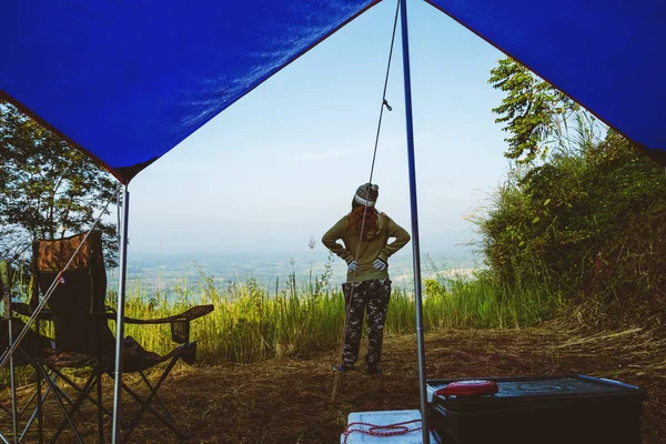 Reizen ontspannen in de vakantie camping op de berg. Jonge vrouwelijke toeristen kamperen ontspannen op de berg in de jungle. natuur groen bergen bereik camping tent. — Stockfoto