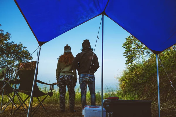 Coppie viaggiano tenda da campeggio in vacanza. Viaggio di coppia luna di miele felice e godendo di una bella natura sulla cima della montagna nebbiosa . — Foto Stock