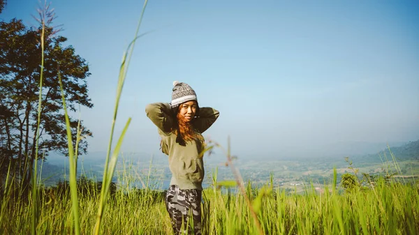 Asijské ženy cestovat příroda v rekreační zelené hory rozsah. Cestovní relax. — Stock fotografie