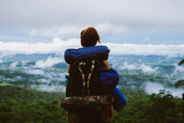 Mulher asiática viajar natureza. Descontrai. Stand paisagens névoa Toque Natural. viajante com mochila relaxar no feriado. Verão — Fotografia de Stock