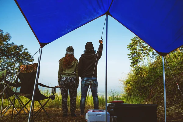 Coppie viaggiano tenda da campeggio in vacanza. Viaggio di coppia luna di miele felice e godendo di una bella natura sulla cima della montagna nebbiosa . — Foto Stock