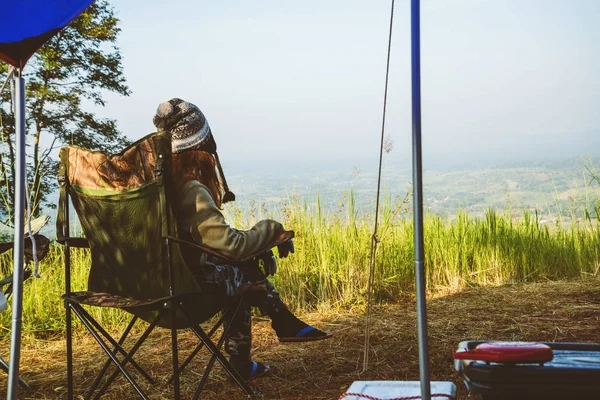 Viaggia rilassati nel campeggio sulla Montagna. Giovane donna turisti campeggio relax Sulla montagna nella giungla. natura verde montagne gamma tenda da campeggio . — Foto Stock