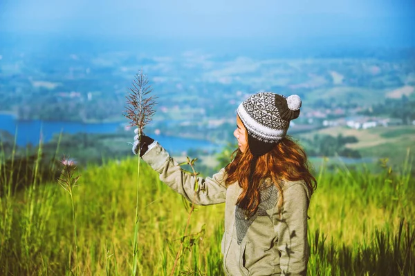 아시아 여성은 자연을 여행 한다. 여행 긴장풀어. 코호 산에 있는 천연 잔디 위에 서 있었습니다. 타이 여행 — 스톡 사진