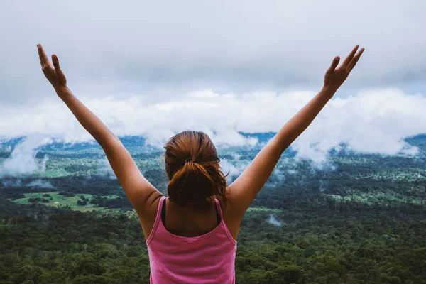 Mulher asiática viajar natureza. Descontrai. Liberdade mulher viajante feliz de pé com braços levantados e desfrutando de uma bela natureza no pico da montanha nebulosa . — Fotografia de Stock