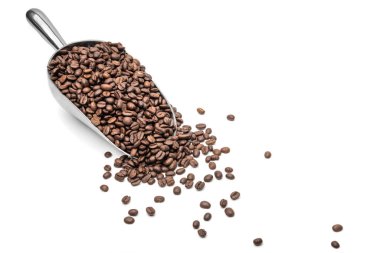 Kaşık kaşık kahve kepçesi ve kahve çekirdekleri beyaz arka planda kavrulmuş ve metin için fotokopi alanı var.