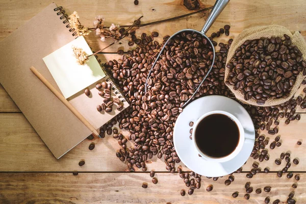 Xícara Café Grãos Café Espalhados Mesa Madeira Velha Com Cópias — Fotografia de Stock