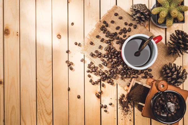 Svart Kaffe Och Kaffebönor Bordet Trä Bakgrund Och Tillbehör Ingredienser — Stockfoto