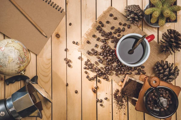 Svart Kaffe Och Kaffebönor Med Kaffekvarn Kartvärld Bordet Trä — Stockfoto