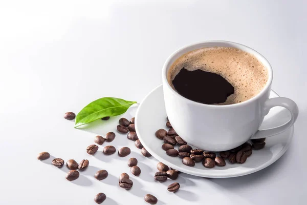 Καφές Φλιτζάνι Και Κόκκους Καφέ Λευκό Φόντο — Φωτογραφία Αρχείου