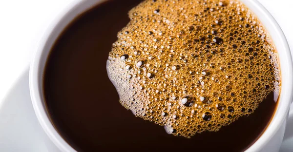 黒コーヒーの泡がコーヒーを飲みながら — ストック写真