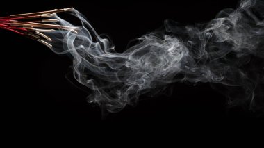 Tütsü aromasının yaratıcı bir örneği. Siyah arka planda dumanla izole edilmiş.