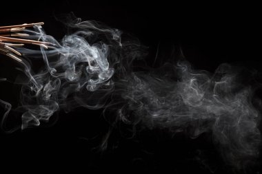 Tütsü aromasının yaratıcı bir örneği. Siyah arka planda dumanla izole edilmiş.