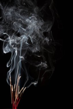 Tütsü aromasının yaratıcı bir örneği. Siyah arka planda dumanla izole edilmiş.