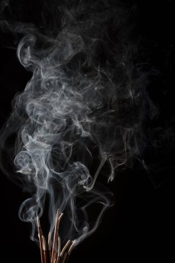 Tütsü aromasının yaratıcı bir örneği. Siyah arka planda dumanla izole edilmiş.