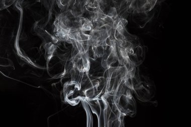 Duman siyah arkaplanda izole edildi. Beyaz dumanın hareketi