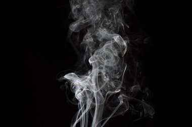 Siyah arkaplanda beyaz duman