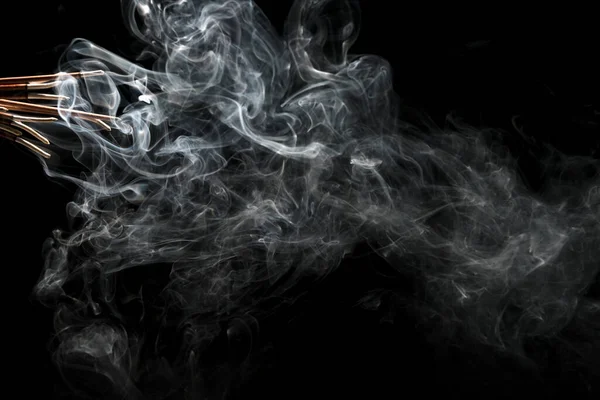 Творческая Иллюстрация Аромата Ладана Дымом Выделенным Черном Фоне — стоковое фото