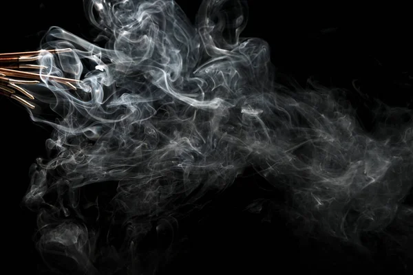Tütsü aromasının yaratıcı bir örneği. Siyah arka planda dumanla izole edilmiş.