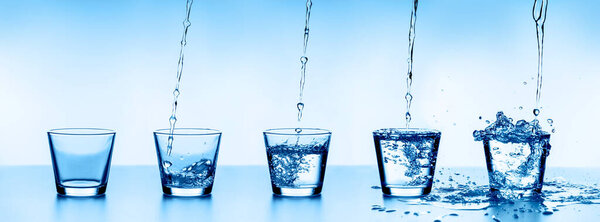 пять стаканов воды, расположенных в порядке возрастания.