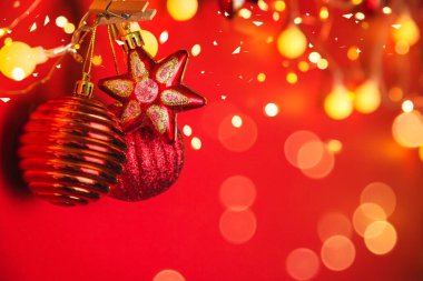 Noel süslemeleri topları ve süsler soyut sahte arka planda fotokopi alanı ile birlikte. Noel ve yeni yıl için tatil arkaplan tebrik kartı. Mutlu Noeller.
