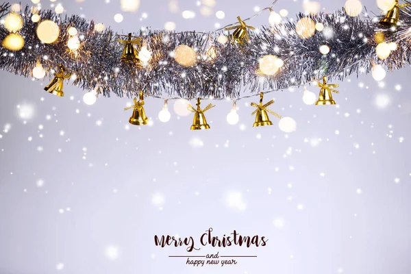Χριστουγεννιάτικη Διακόσμηση Καμπάνα Και Στολίδια Αφηρημένη Bokeh Φόντο Λευκό Φόντο — Φωτογραφία Αρχείου