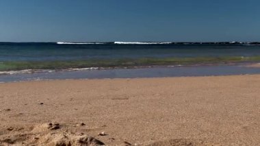 Küçük dalgalar bir sandy her Nsw Merkezi Avustralya sahil üzerinde Toowoon koyunda üzerine kırma.